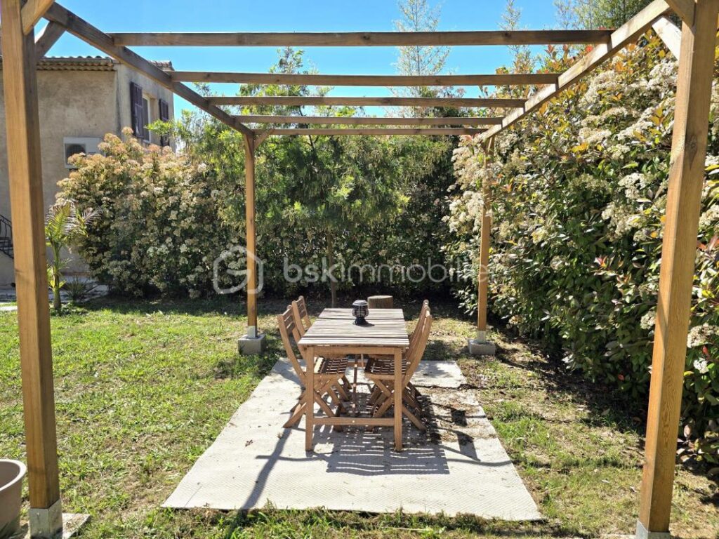 A Villeneuve-Loubet – Appartement 3 pièces atypique avec jardin de 200 m² et aperçu mer – 3 pièces – 2 chambres – 63 m²