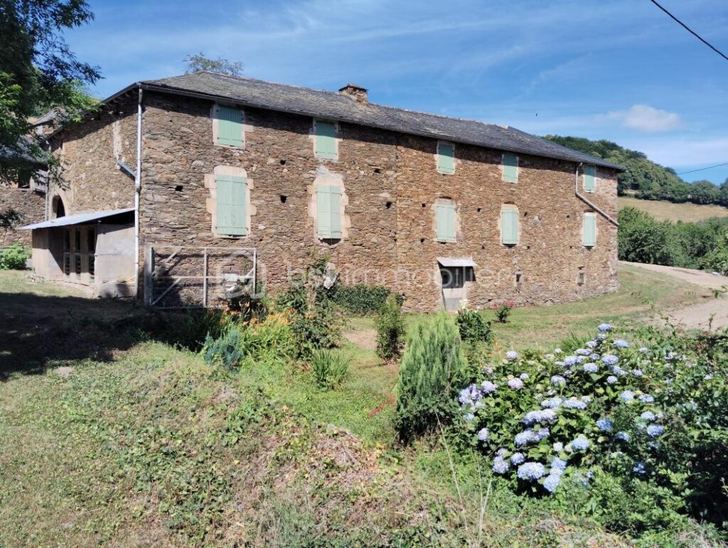 EXCEPTIONNEL ! POINT DE VUE/ESPACE/TRANQUILITE. Ancienne ferme de 1710, 275 m2 habitables, 10 chambres, 2.7 ha et de nombreuses dépendances – 11 pièces – 10 chambres – 275 m²