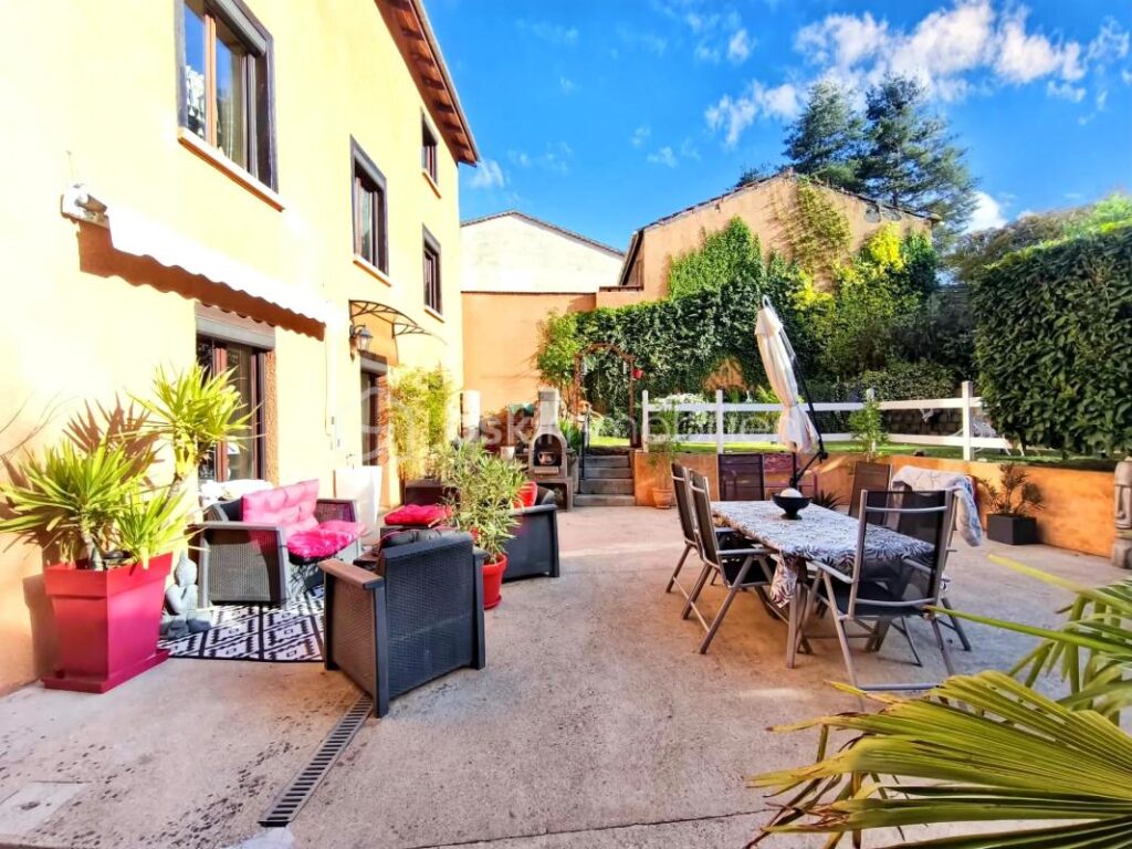 ✨ COUP DE CŒUR – Maison de caractère en pierre avec volumes et extérieur de qualité ✨ – 9 pièces – 6 chambres – 198 m²