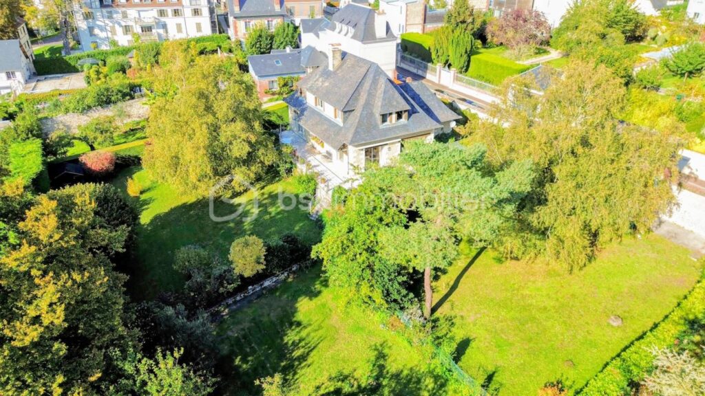 Plein centre, maison familiale av 5 ch sous-sol et jardin clos arboré ! – 8 pièces – 4 chambres – 180 m²