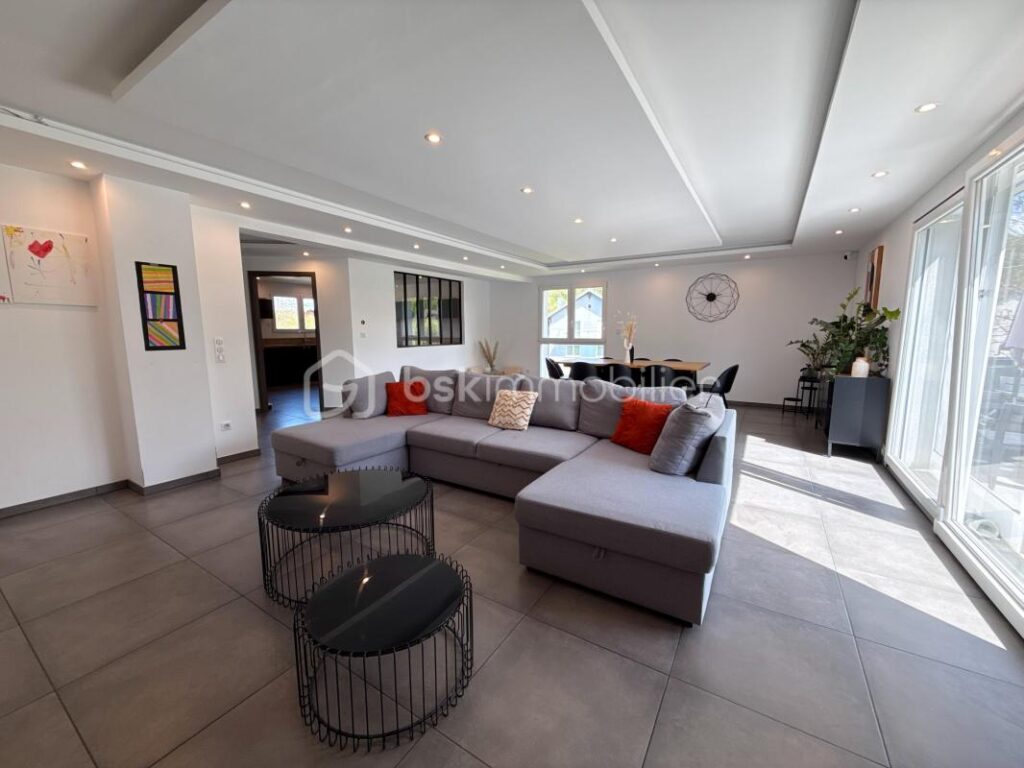 Maison contemporaine 2015 – 140m2 – 5,12 ares de terrain – 5 pièces – 4 chambres – 140 m²