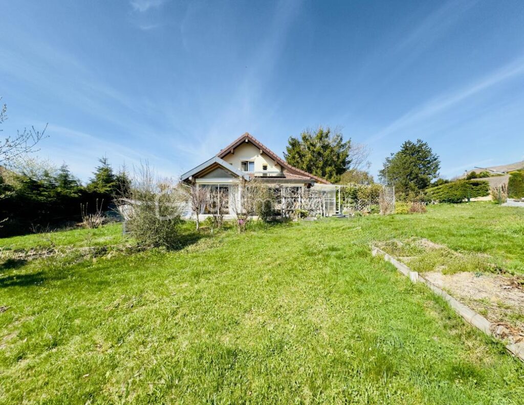 ✨ Saint Sixt – Maison familiale T6 rénovée avec vue montagnes, terrain de 1 262 m² ✨ – 6 pièces – 3 chambres – 128 m²