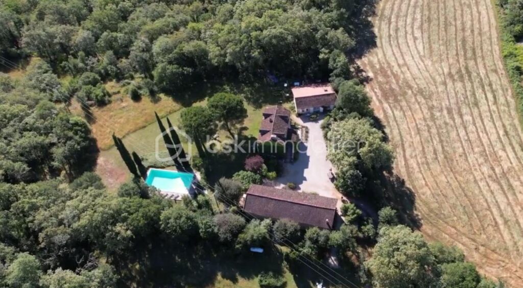 Évasion rustique en pleine campagne : sublime corps de ferme avec piscine et vaste terrain à Berganty – 15 pièces – 3 chambres – 374 m²