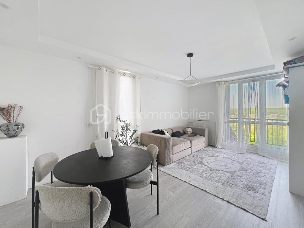RARE EN CENTRE-VILLE – APPARTEMENT 3 PIÈCES RÉNOVÉ AVEC PARKING ET VUE SEINE – 3 pièces – 2 chambres – 64 m²