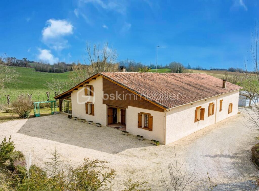 Havre de paix de 410m2 sur un terrain de 13000m2 avec Piscine – 11 pièces – 6 chambres – 410 m²