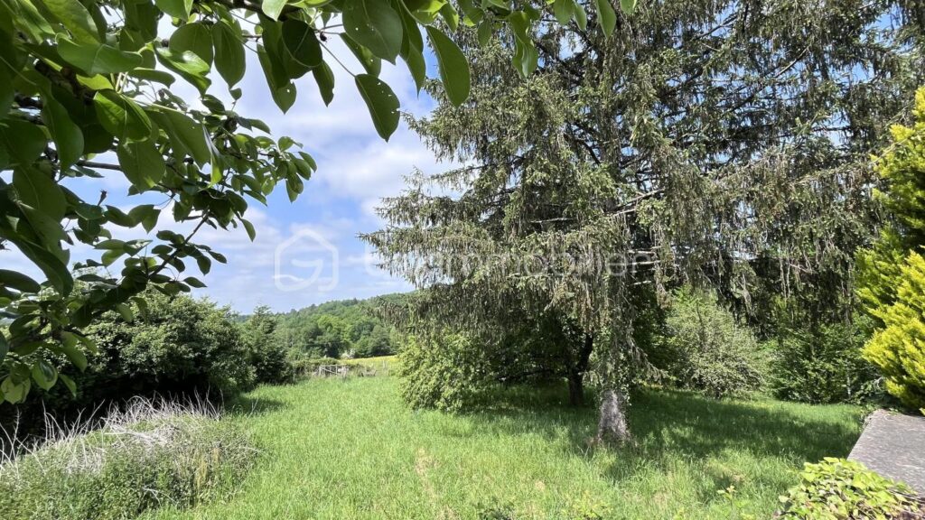 Terrain avec vue sur la campagne – Cadre verdoyant et préservé – NR pièces – NR chambres – 1587 m²