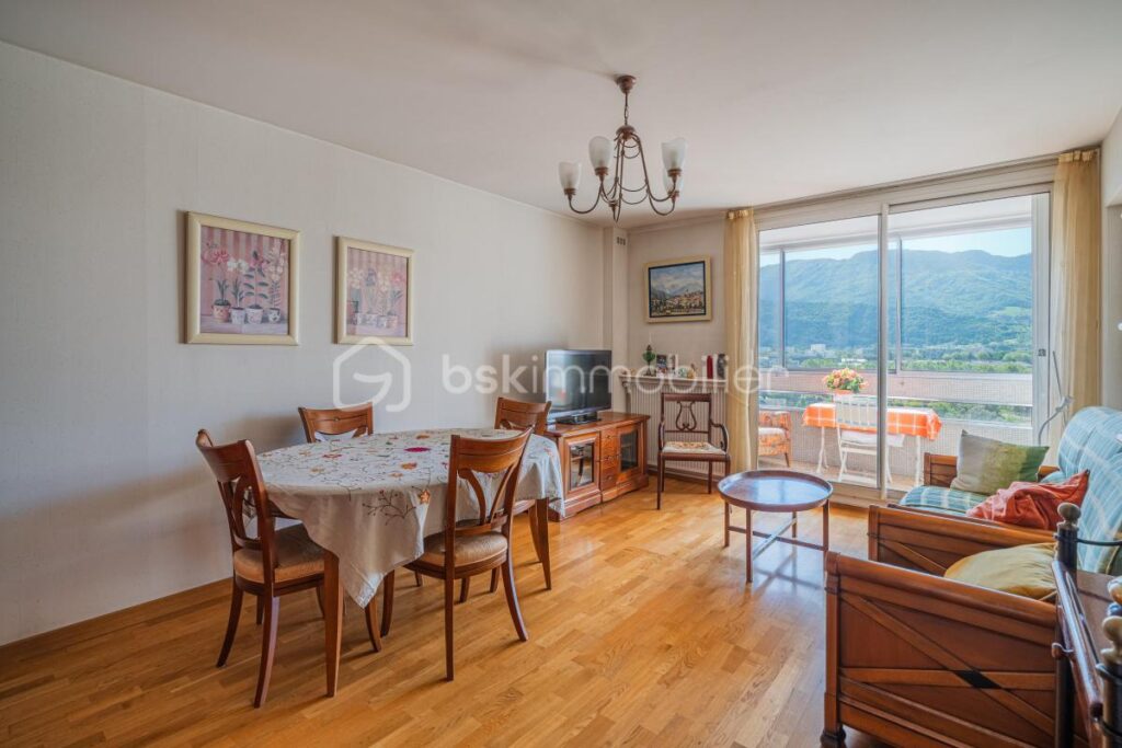 ECHIROLLES – T4 81 m² – Vue sur montagnes – Etage élevé avec ascenseur – Fort potentiel + projection home staging – 4 pièces – 3 chambres – 80 m²