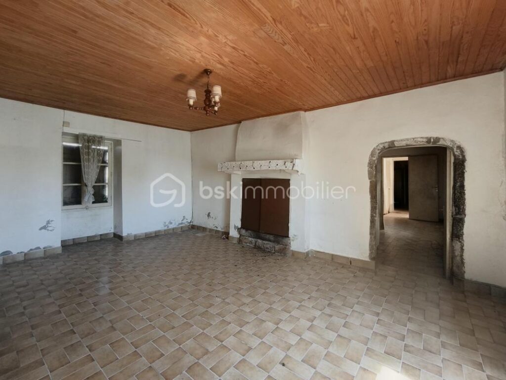 Longère en pierre 200 m² + dépendance – terrain 2 000 m² – A pied des sentiers côtiers – 6 pièces – 5 chambres – 200 m²
