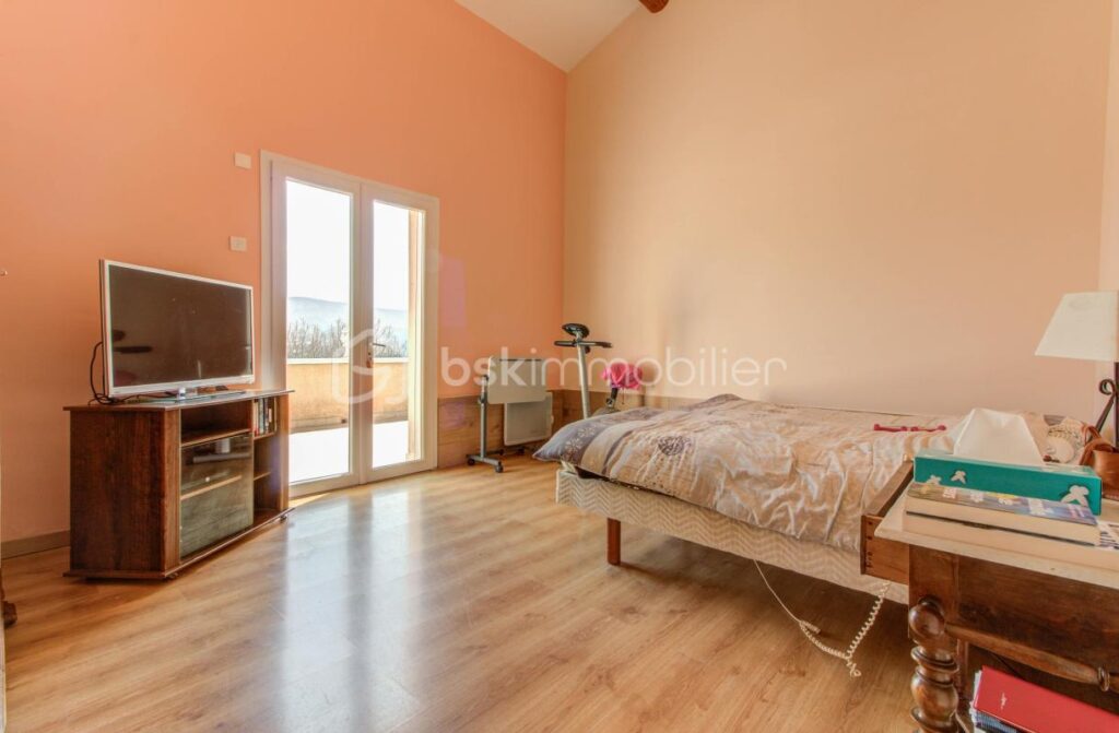 Vue panoramique 180° – Position dominante – À 15 min de Montélimar – 6 pièces – 4 chambres – 194 m²