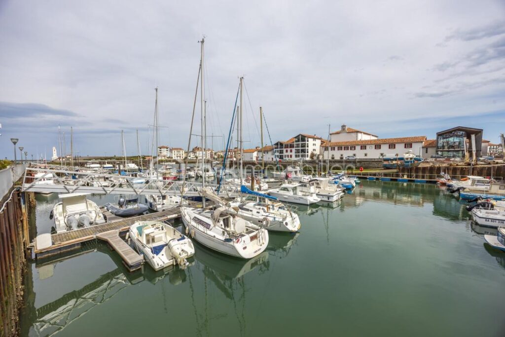 Duplex d’exception avec vue imprenable sur le port de Ciboure – 4 pièces – 2 chambres – 134 m²