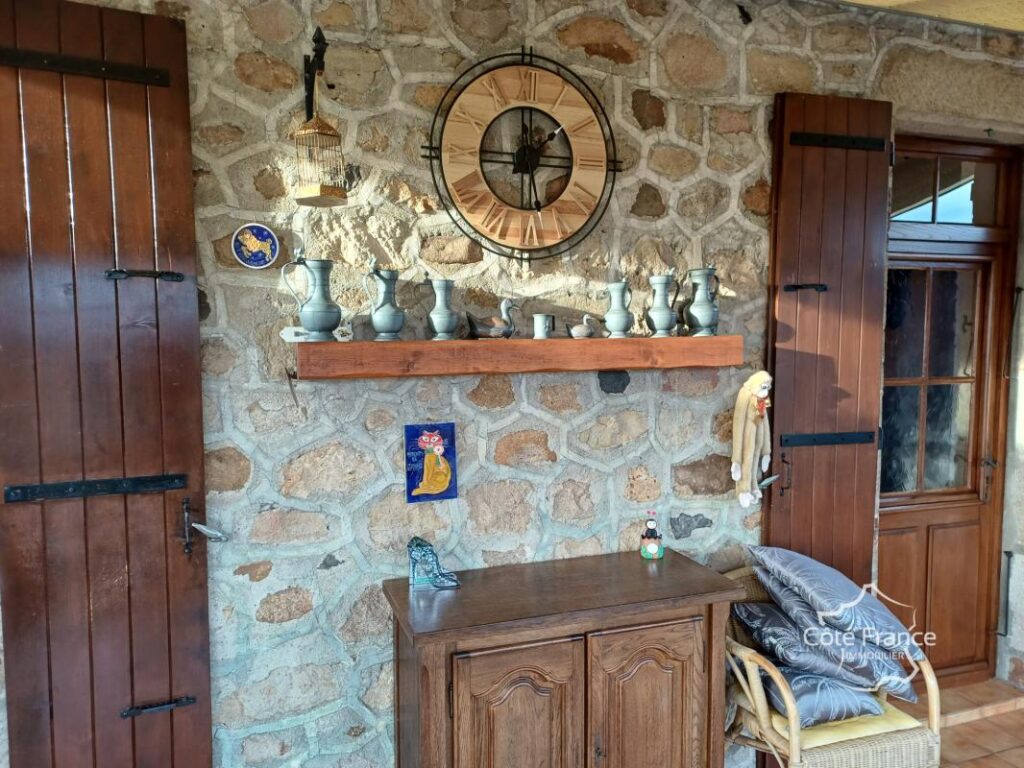 Maison de village rénovée avec dépendances et terrain attena – 6 pièces – 3 chambres – 105 m²