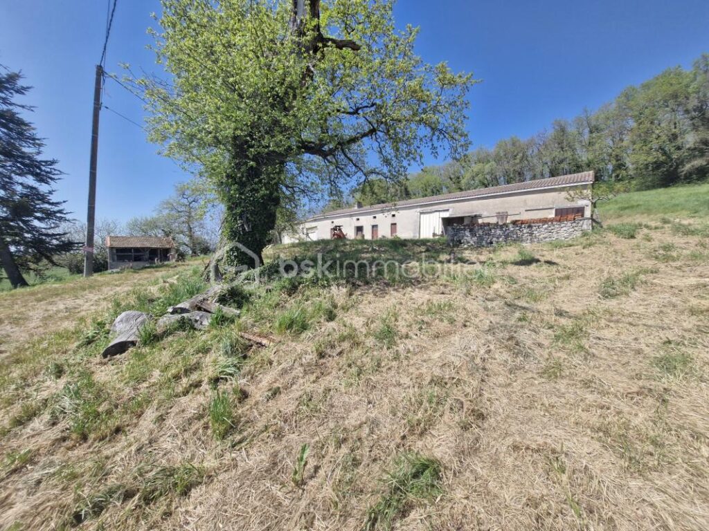 Belle maison en pierre à rénover de 150m2 avec deux dépendances de 100m2 et terrain de 47 hectares – 4 pièces – 2 chambres – 150 m²