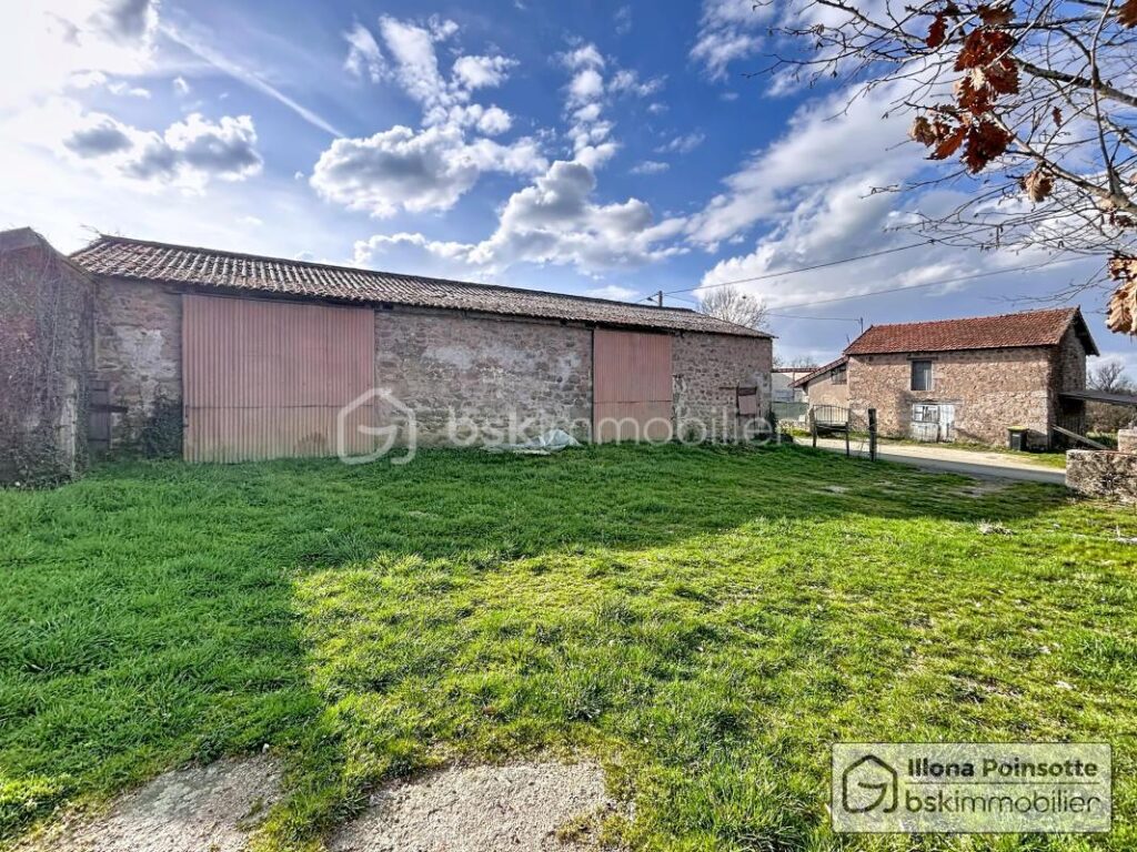 Maison avec dépendances et 1 hectare de terrain – 5 pièces – 4 chambres – 100 m²