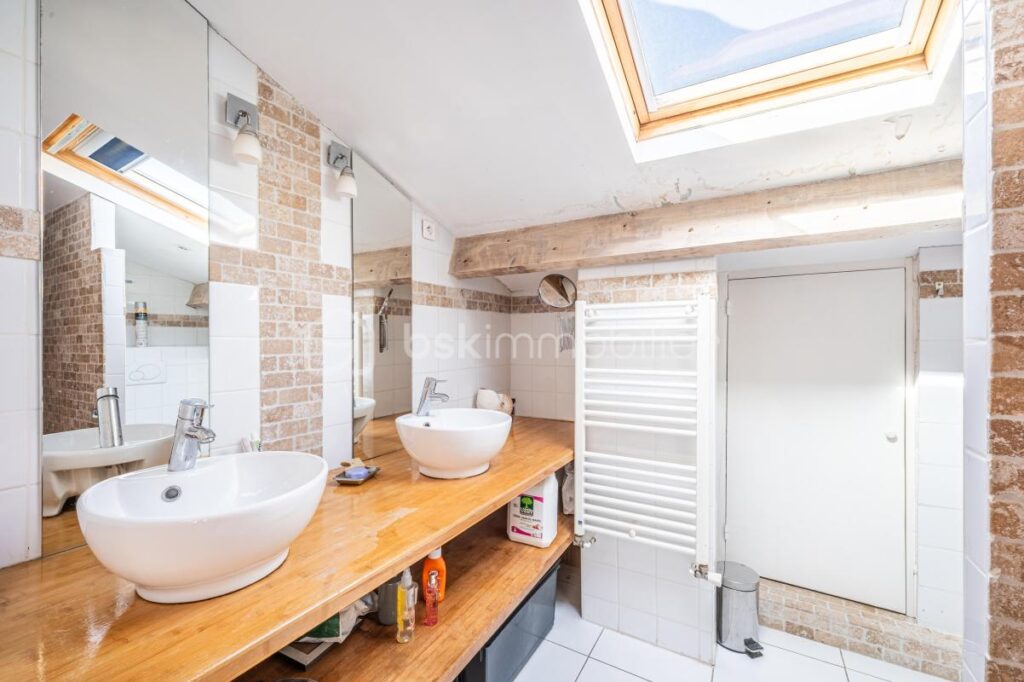 DPT VAR (83) – MAISON SPACIEUSE AVEC PISCINE et STUDIO – VUE MER – 8 pièces – 6 chambres – 172 m²