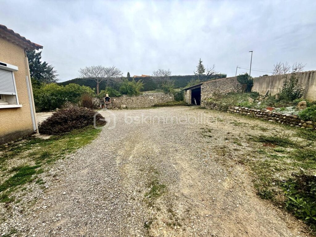 🏡À VENDRE VILLA DE 130 M2 + GRANDE VÉRANDA AVEC VUE PANORAMIQUE – GARAGE ET ABRIS DE JARDIN – FORT POTENTIEL SUR 1060 M2 DE TERRAIN – VALENSOLE – PRIX 305 000 € 🌿✨ – 5 pièces – 3 chambres – 130 m²