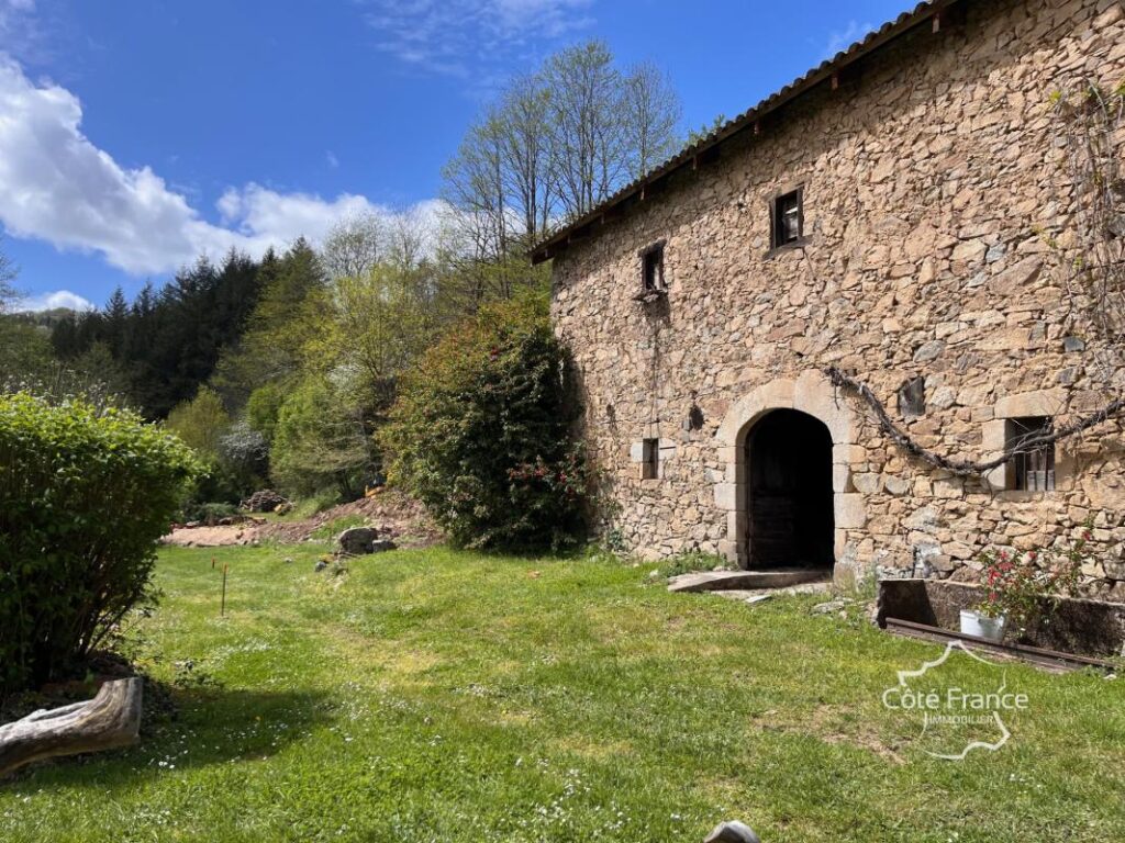 Ancien moulin renové avec grange et terrain à Boisset 15600 – 5 pièces – 4 chambres
