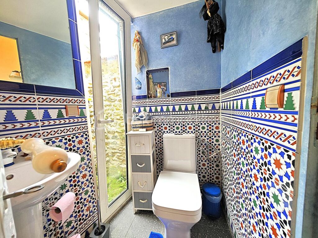 À 10 minutes de RAMBOUILLET, propriété de 220m²habitable sur terrain de 940m² avec une magnifique piscine de 5 M par 10 M – 4 pièces – 3 chambres – 171 m²