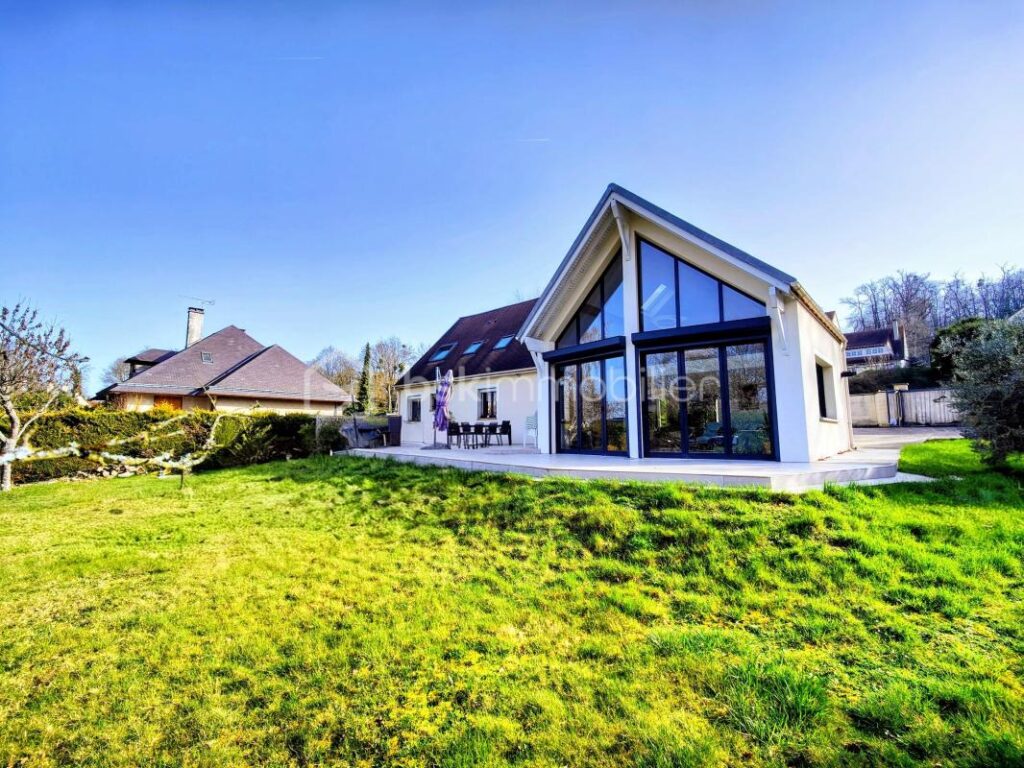 Maison contemporaine charmante et spacieuse à Jouars-Pontchartrain – 8 pièces – 3 chambres – 233 m²