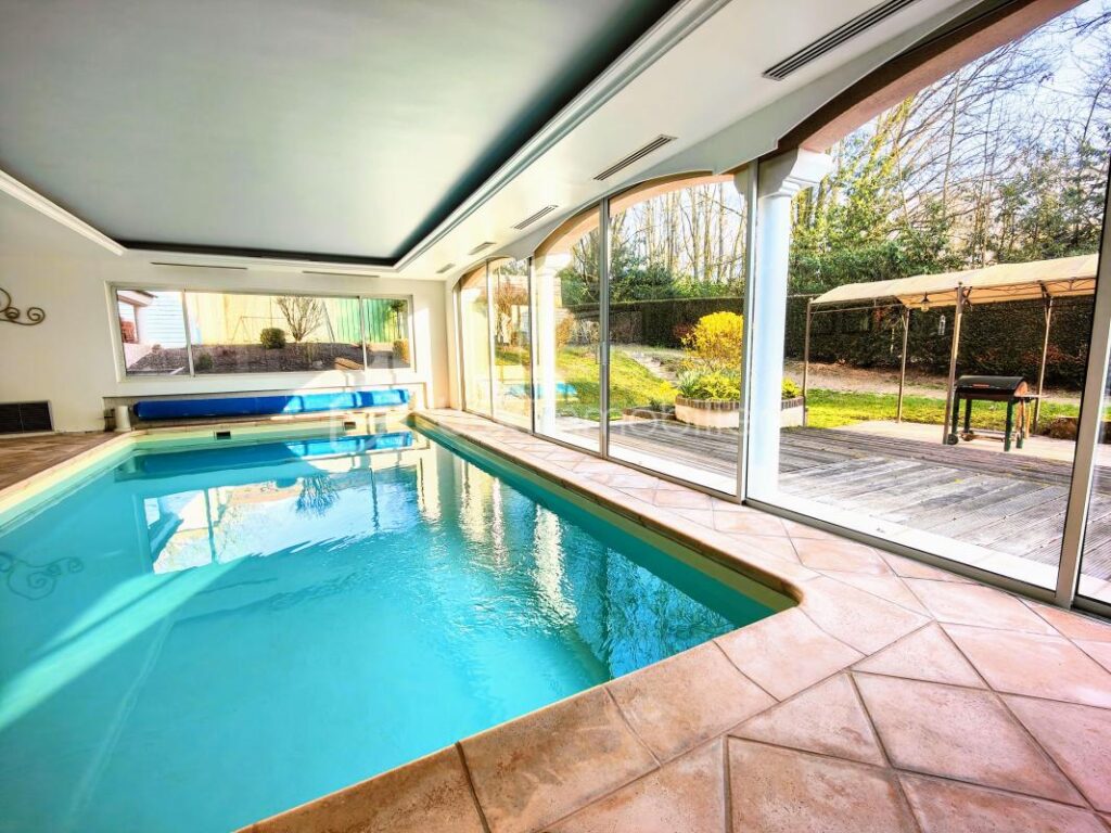 Au calme, grande maison familiale 6 ch av jardin clos arboré, terrasse et piscine couverte – 15 pièces – 6 chambres – 390 m²