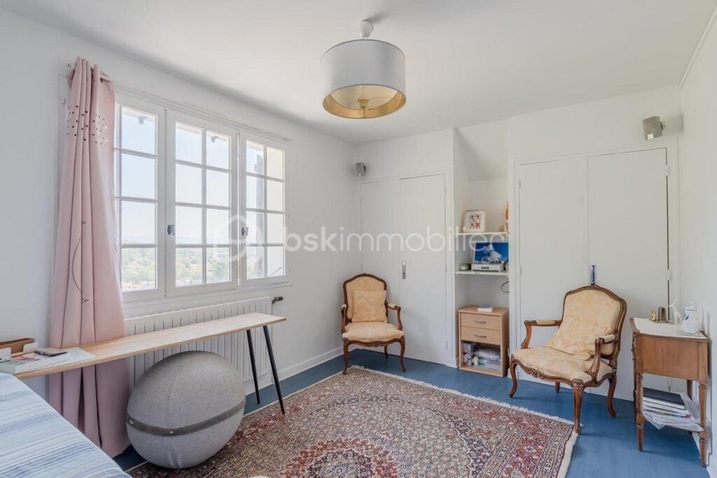 MAISON FAMILIALE AVEC VUE DÉGAGÉE, AU CALME DANS UN CADRE EXCEPTIONNEL PROCHE COMMODITÉS – 8 pièces – 5 chambres – 241 m²