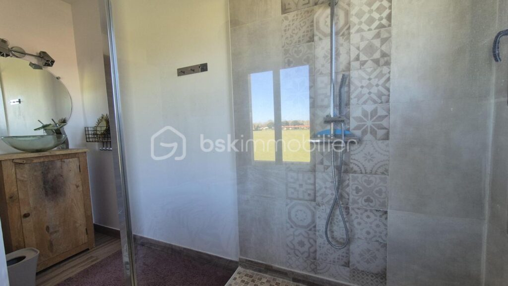 A VENDRE VILLA TROIS FACES DE 96M² SUR TERRAIN DE 394M A SAINT CYPRIEN – COTE VILLAGE – EN IMPASSE – TROIS CHAMBRES – DEUX PIECES D EAU – DEUX TOILETTES – BUANDERIE – PISCINE – TERRASSE – PROCHE DES ECOLES DES COMMERCES ET DES PLAGES – 5 pièces – 3 chambres – 96 m²