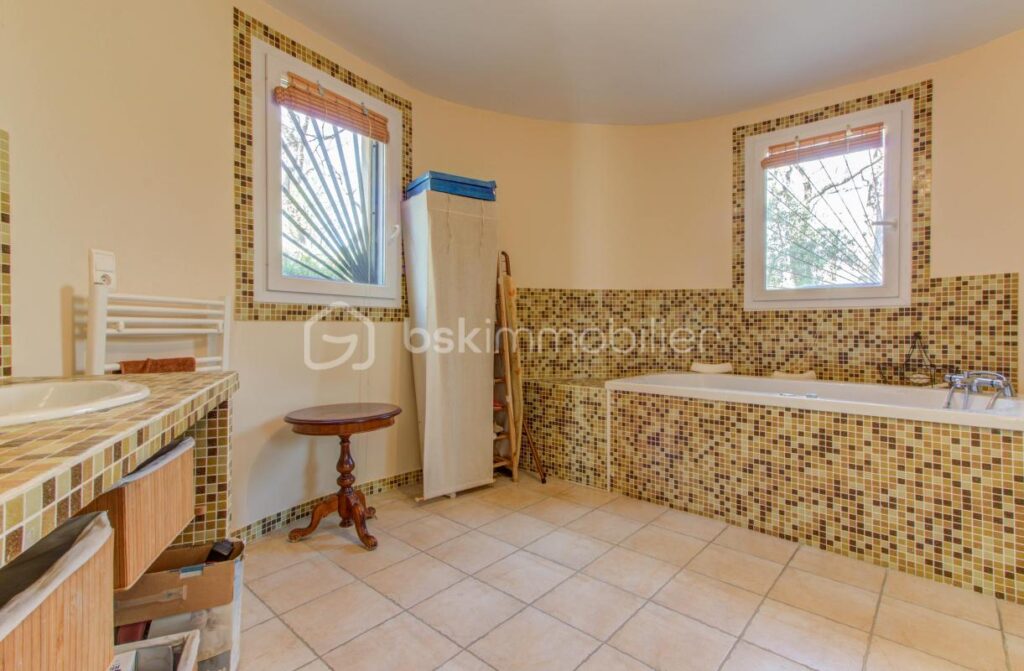 Vue panoramique 180° – Position dominante – À 15 min de Montélimar – 6 pièces – 4 chambres – 194 m²