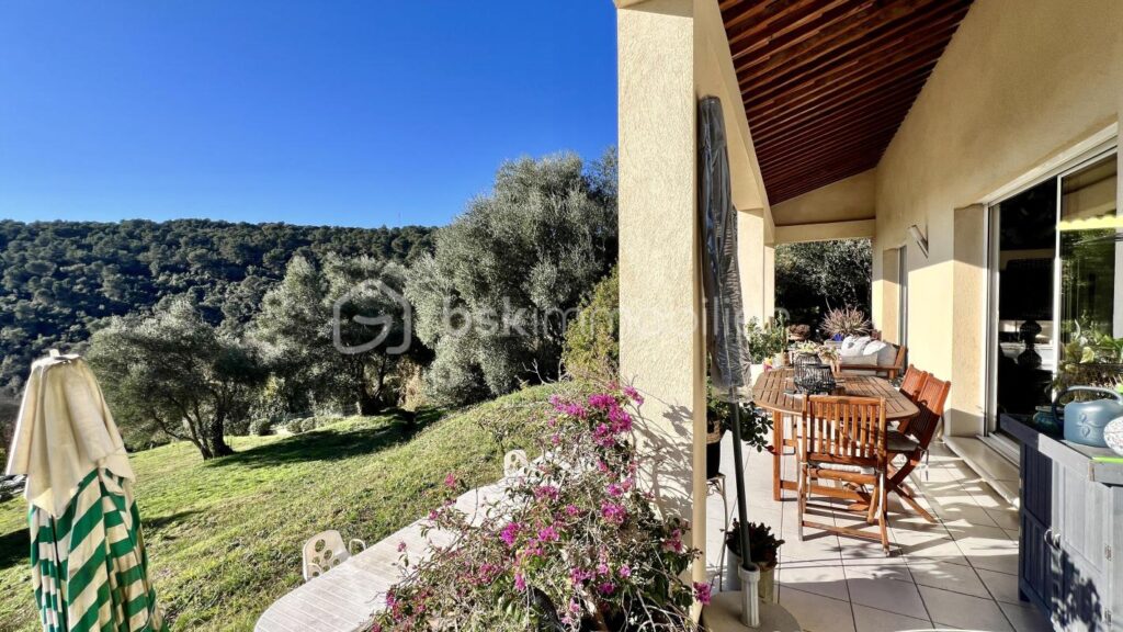 COUP DE CŒUR pour une villa individuelle à Vence Sud. Vue mer. Terrain piscinable – 4 pièces – 3 chambres – 135 m²