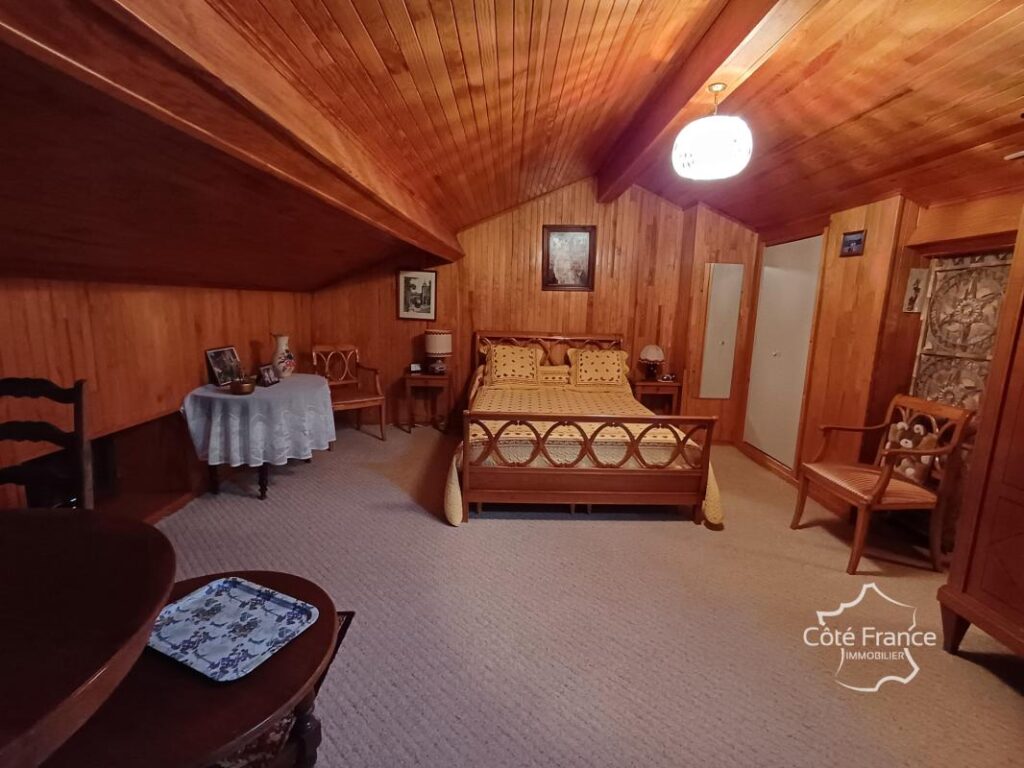 Maison de village rénovée avec dépendances et terrain attena – 6 pièces – 3 chambres – 105 m²