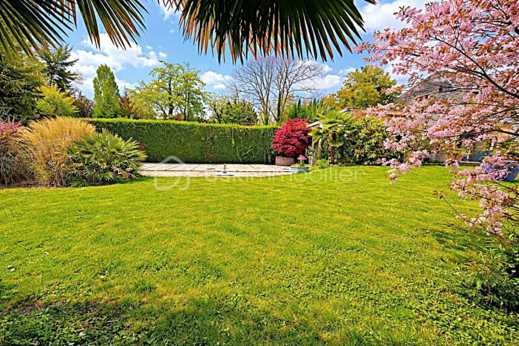 À 10 minutes de RAMBOUILLET, propriété de 220m²habitable sur terrain de 940m² avec une magnifique piscine de 5 M par 10 M – 4 pièces – 3 chambres – 171 m²