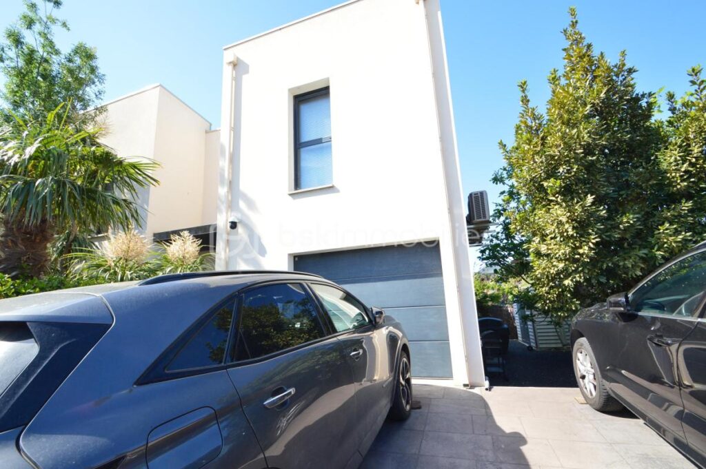 Belle villa avec jardin, garage et piscine – 5 pièces – 3 chambres – 180 m²