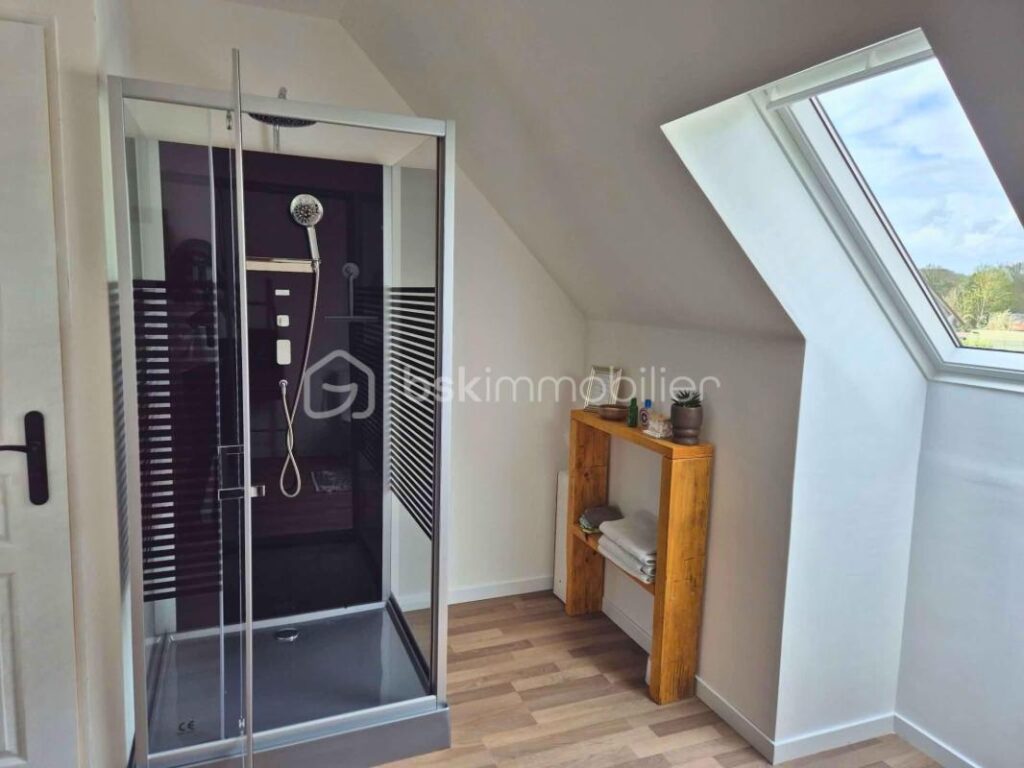 Exclusivité Maison contemporaine de 2018 – 154 m² – DPE A – Plain pied et Suite parentale – Terrain 1 139 m² – Garage – 6 pièces – 5 chambres – 154 m²