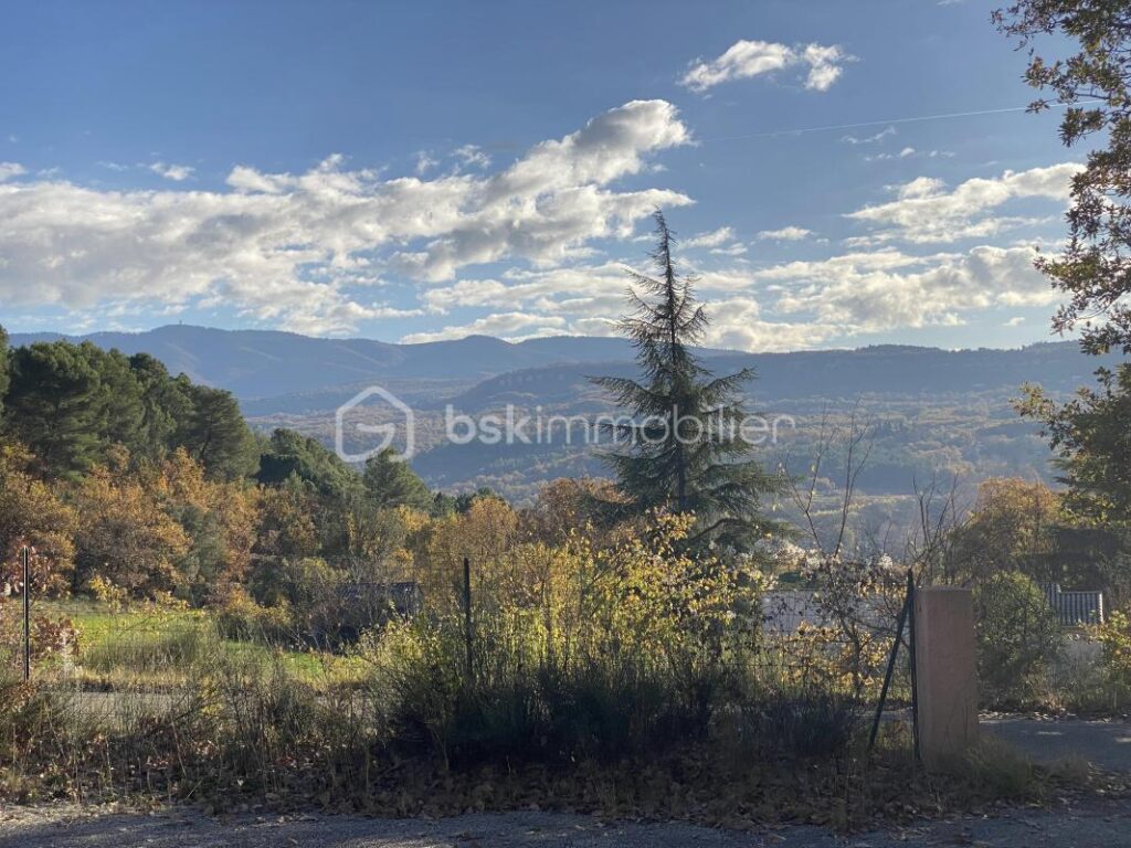 Maison traditionnelle de plain-pied de 133 m² – 6 pièces – 4 chambres + Grand Garage + Patio, sur un terrain de 4 000 m² – 6 pièces – 4 chambres – 133 m²