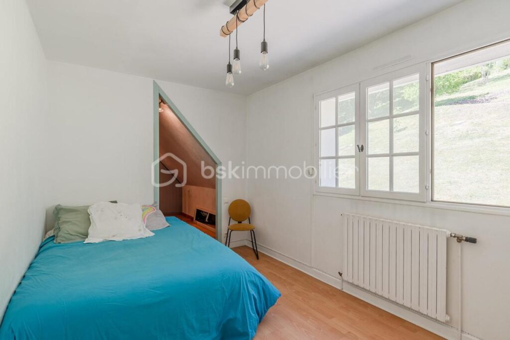 MAISON FAMILIALE AVEC VUE DÉGAGÉE, AU CALME DANS UN CADRE EXCEPTIONNEL PROCHE COMMODITÉS – 8 pièces – 5 chambres – 241 m²