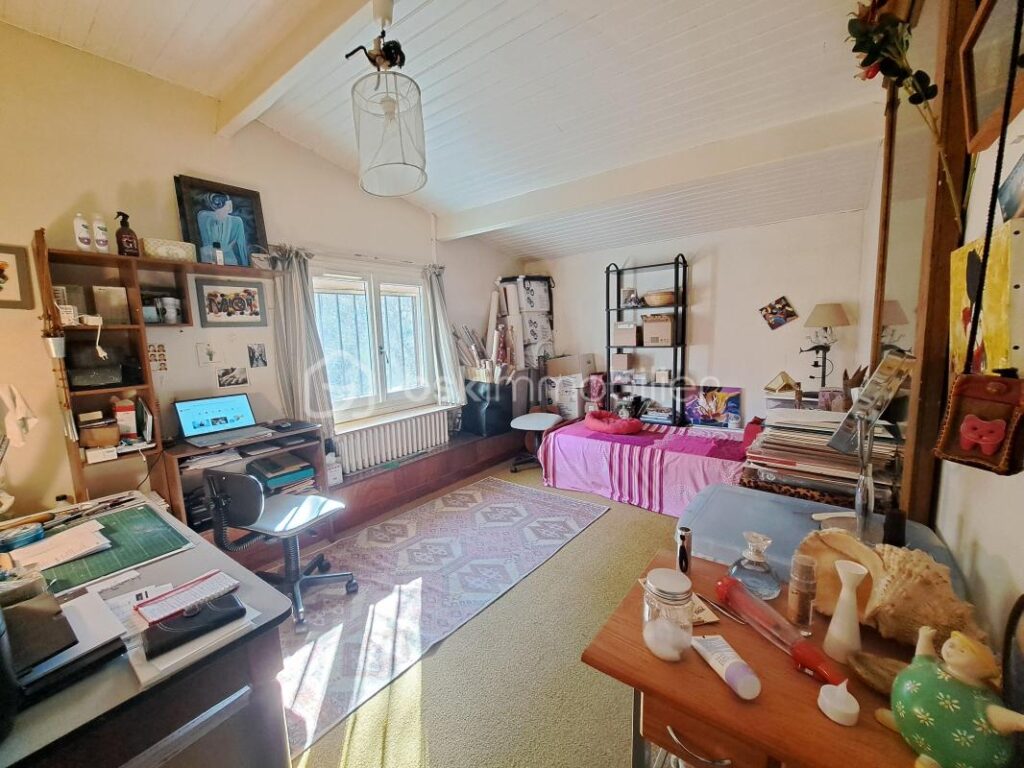 PROPRIETE DE CARACTETRE AVEC DEPENDANCE SUR ENVIRON 3750 M² DE TERRAIN DANS UN ENVIRONNEMENT CALME – 10 pièces – 7 chambres – 222 m²