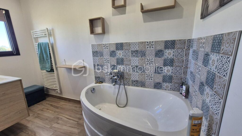 A VENDRE VILLA TROIS FACES DE 96M² SUR TERRAIN DE 394M A SAINT CYPRIEN – COTE VILLAGE – EN IMPASSE – TROIS CHAMBRES – DEUX PIECES D EAU – DEUX TOILETTES – BUANDERIE – PISCINE – TERRASSE – PROCHE DES ECOLES DES COMMERCES ET DES PLAGES – 5 pièces – 3 chambres – 96 m²