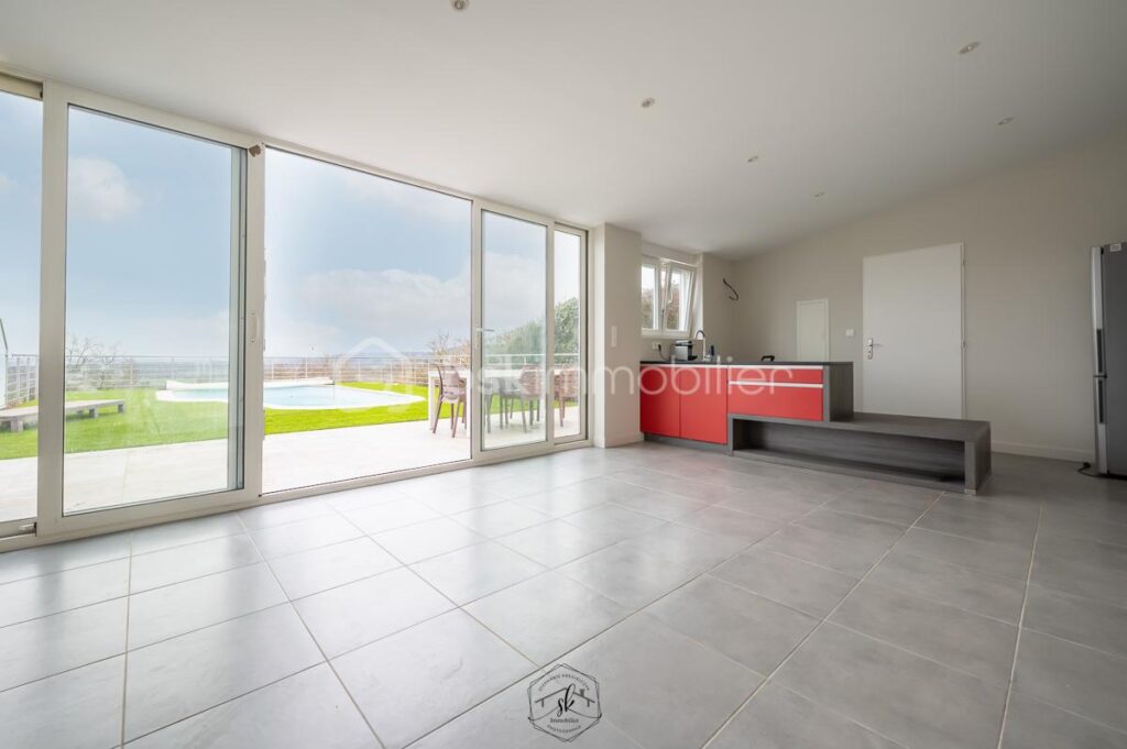 🏡 Maison 166 m² avec piscine et vue dégagée – Fèves – 8 pièces – 4 chambres – 166 m²