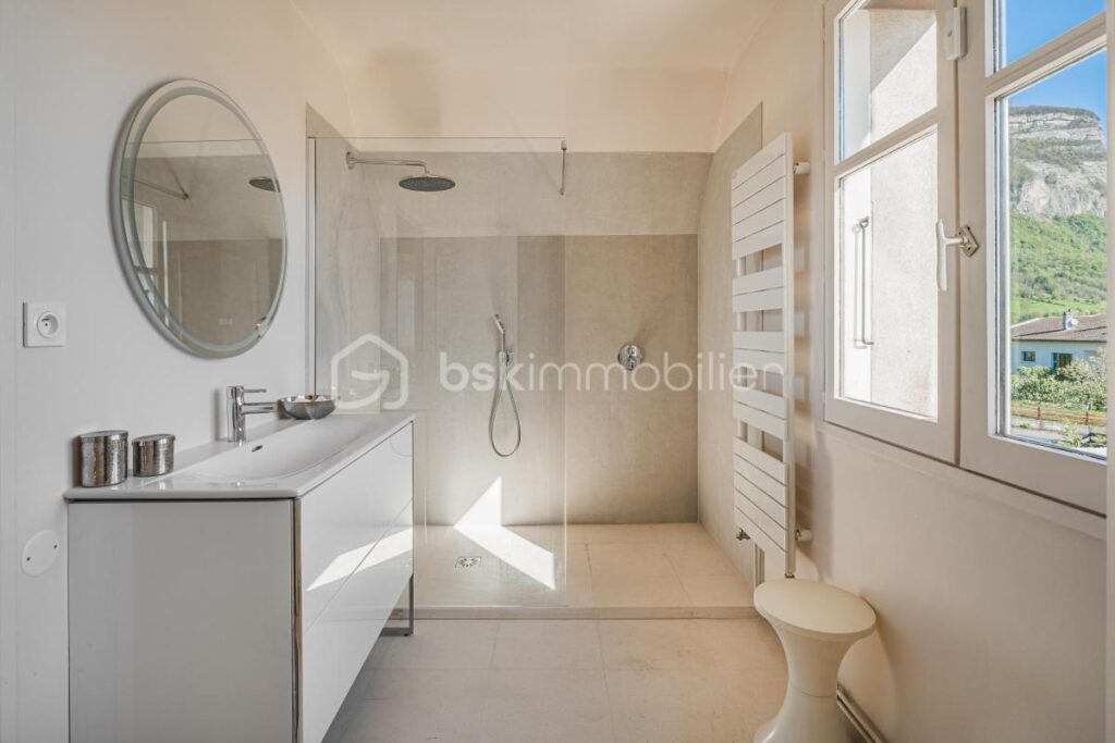 ***EXCLUSIVITÉ À BERNIN : LA VILLA FAMILIALE 7 PIECES PAR EXCELLENCE – ÉLÉGANCE & PANORAMA – 7 pièces – 4 chambres – 213 m²