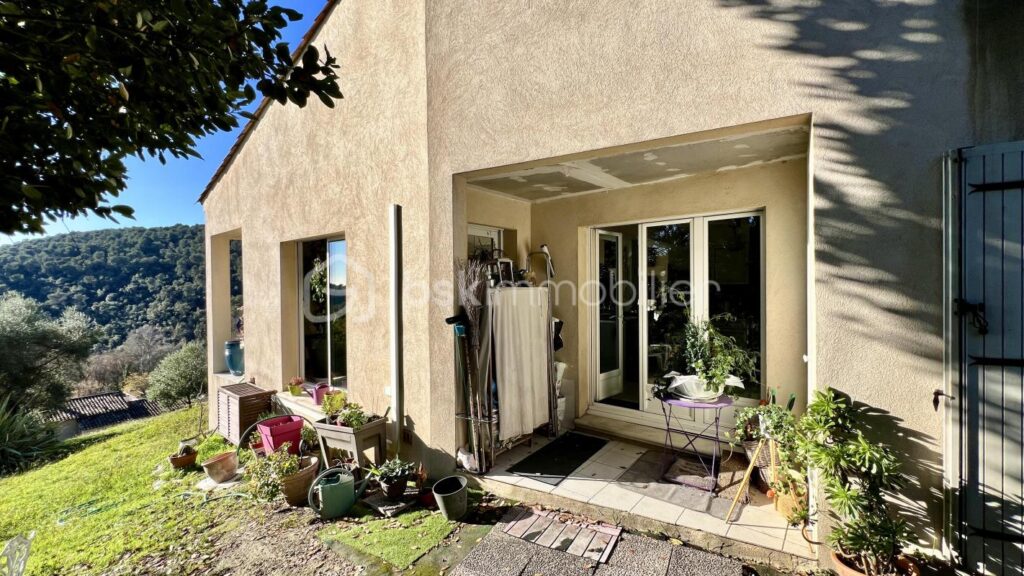 COUP DE CŒUR pour une villa individuelle à Vence Sud. Vue mer. Terrain piscinable – 4 pièces – 3 chambres – 135 m²