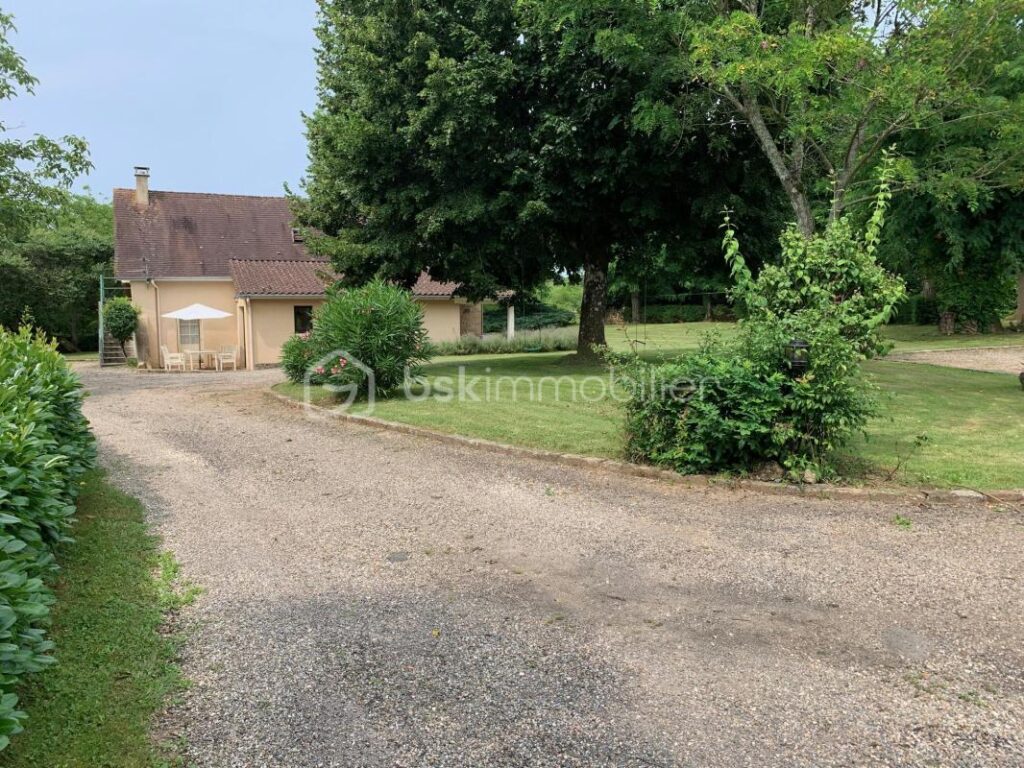 Propriété de 2 belles maisons de style Périgourdin avec piscine – 10 pièces – 6 chambres – 240 m²