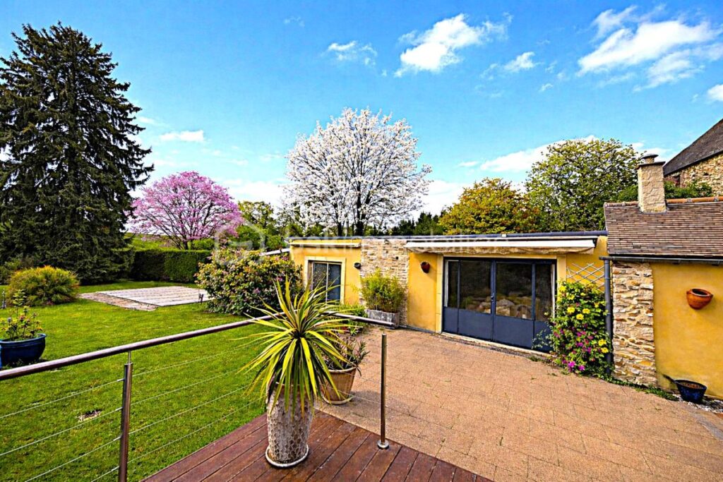 À 10 minutes de RAMBOUILLET, propriété de 220m²habitable sur terrain de 940m² avec une magnifique piscine de 5 M par 10 M – 4 pièces – 3 chambres – 171 m²