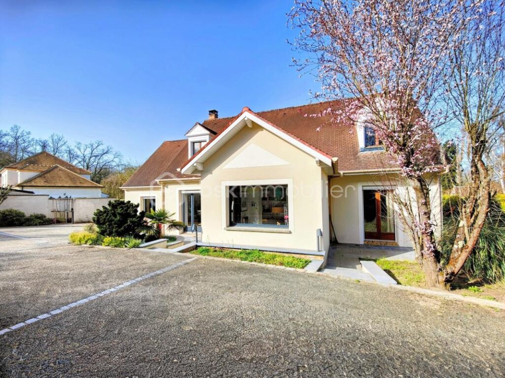 Maison contemporaine charmante et spacieuse à Jouars-Pontchartrain – 8 pièces – 3 chambres – 233 m²