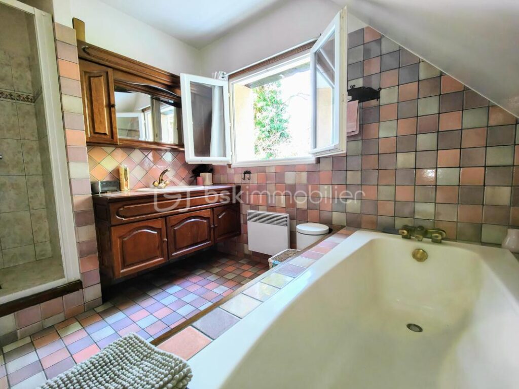Au calme, grande maison familiale 6 ch av jardin clos arboré, terrasse et piscine couverte – 15 pièces – 6 chambres – 390 m²