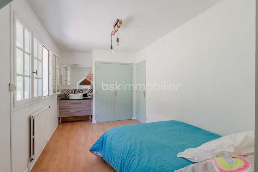 MAISON FAMILIALE AVEC VUE DÉGAGÉE, AU CALME DANS UN CADRE EXCEPTIONNEL PROCHE COMMODITÉS – 8 pièces – 5 chambres – 241 m²
