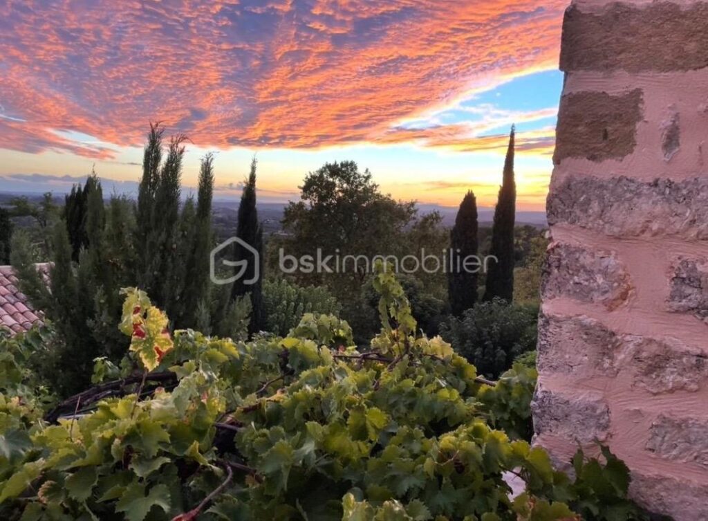 TRES BELLE MAISON DE VILLAGE AVEC JARDIN SANS VIS A VIS – 6 pièces – 4 chambres – 180 m²