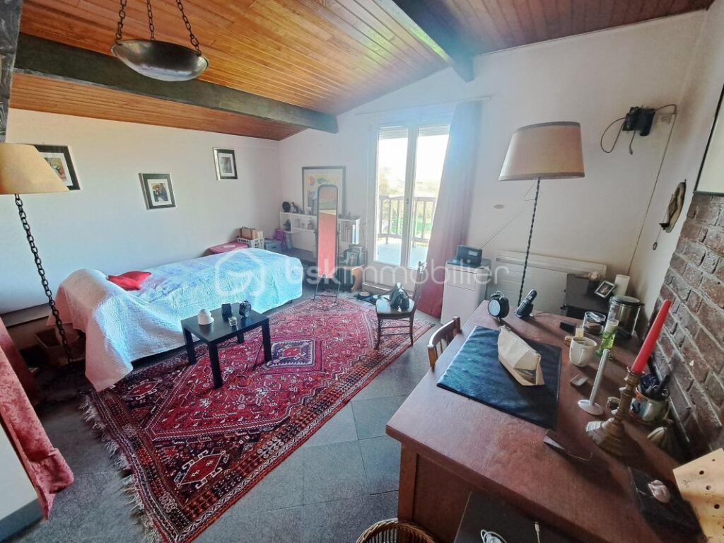 PROPRIETE DE CARACTETRE AVEC DEPENDANCE SUR ENVIRON 3750 M² DE TERRAIN DANS UN ENVIRONNEMENT CALME – 10 pièces – 7 chambres – 222 m²