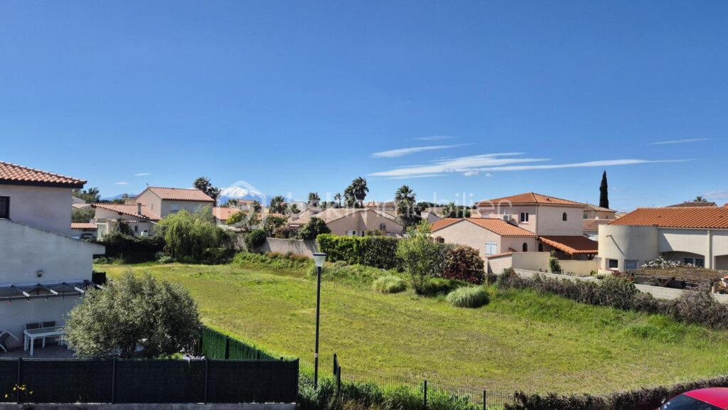 A VENDRE VILLA TROIS FACES DE 96M² SUR TERRAIN DE 394M A SAINT CYPRIEN – COTE VILLAGE – EN IMPASSE – TROIS CHAMBRES – DEUX PIECES D EAU – DEUX TOILETTES – BUANDERIE – PISCINE – TERRASSE – PROCHE DES ECOLES DES COMMERCES ET DES PLAGES – 5 pièces – 3 chambres – 96 m²
