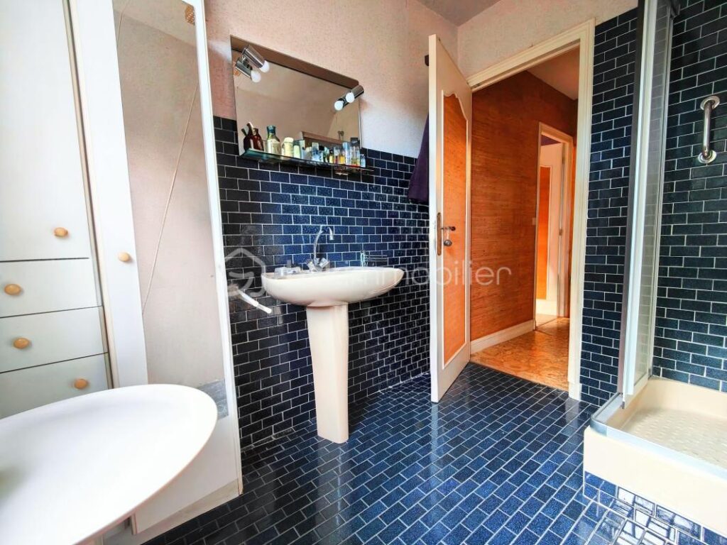 Belle maison familiale 5 ch dans un écrin boisé avec vue dégagée – 7 pièces – 5 chambres – 200 m²