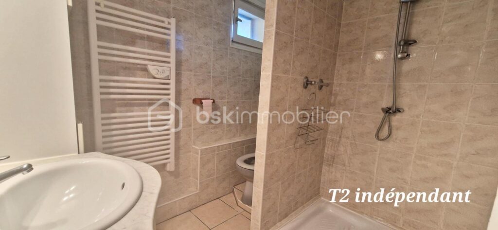 Maison familiale avec T2 indépendant, grands volumes, piscine et magnifique jardin – 5 mns de Dax – 6 pièces – 4 chambres – 200 m²