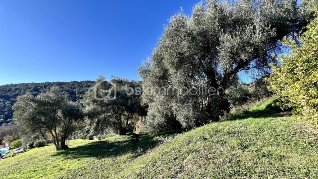 COUP DE CŒUR pour une villa individuelle à Vence Sud. Vue mer. Terrain piscinable – 4 pièces – 3 chambres – 135 m²