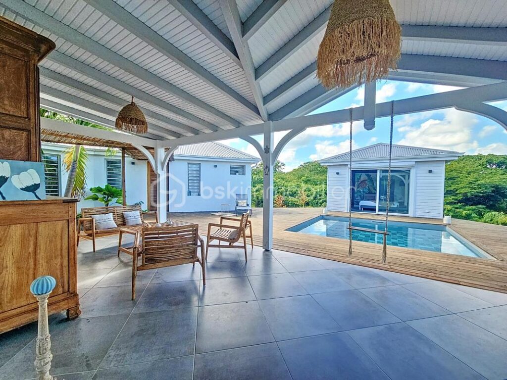 Maison contemporaine avec piscine et résiduel de construction – 4 pièces – 3 chambres – 119 m²